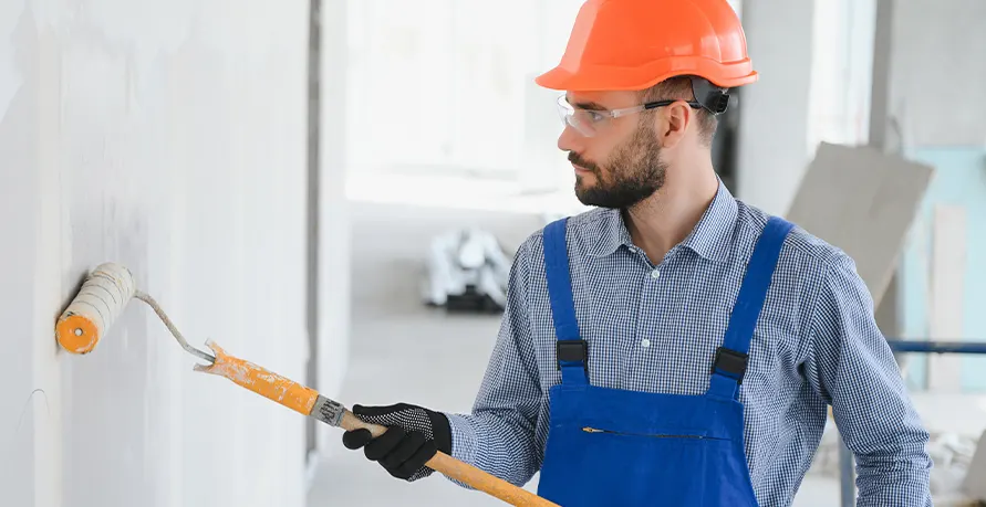 Homem pintando uma parede